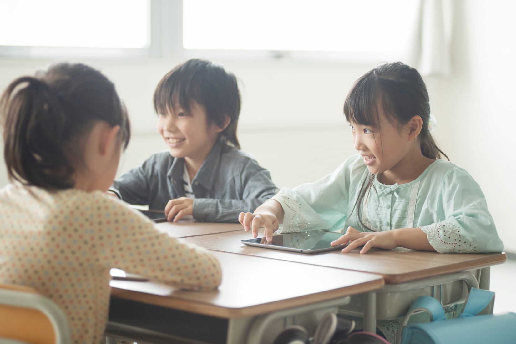 子どもたちがタブレットを触っている写真